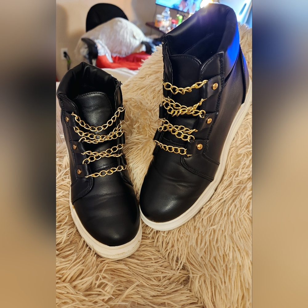 Fashionable Black Tennis shoes